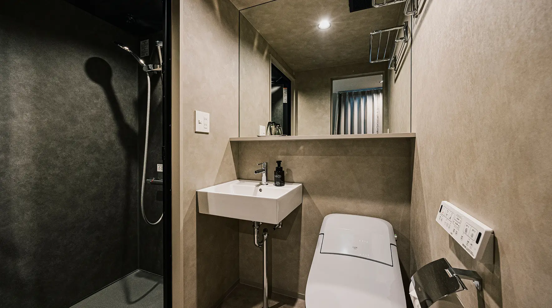 トイレとシャワーがあるバスルームの内部の画像です。